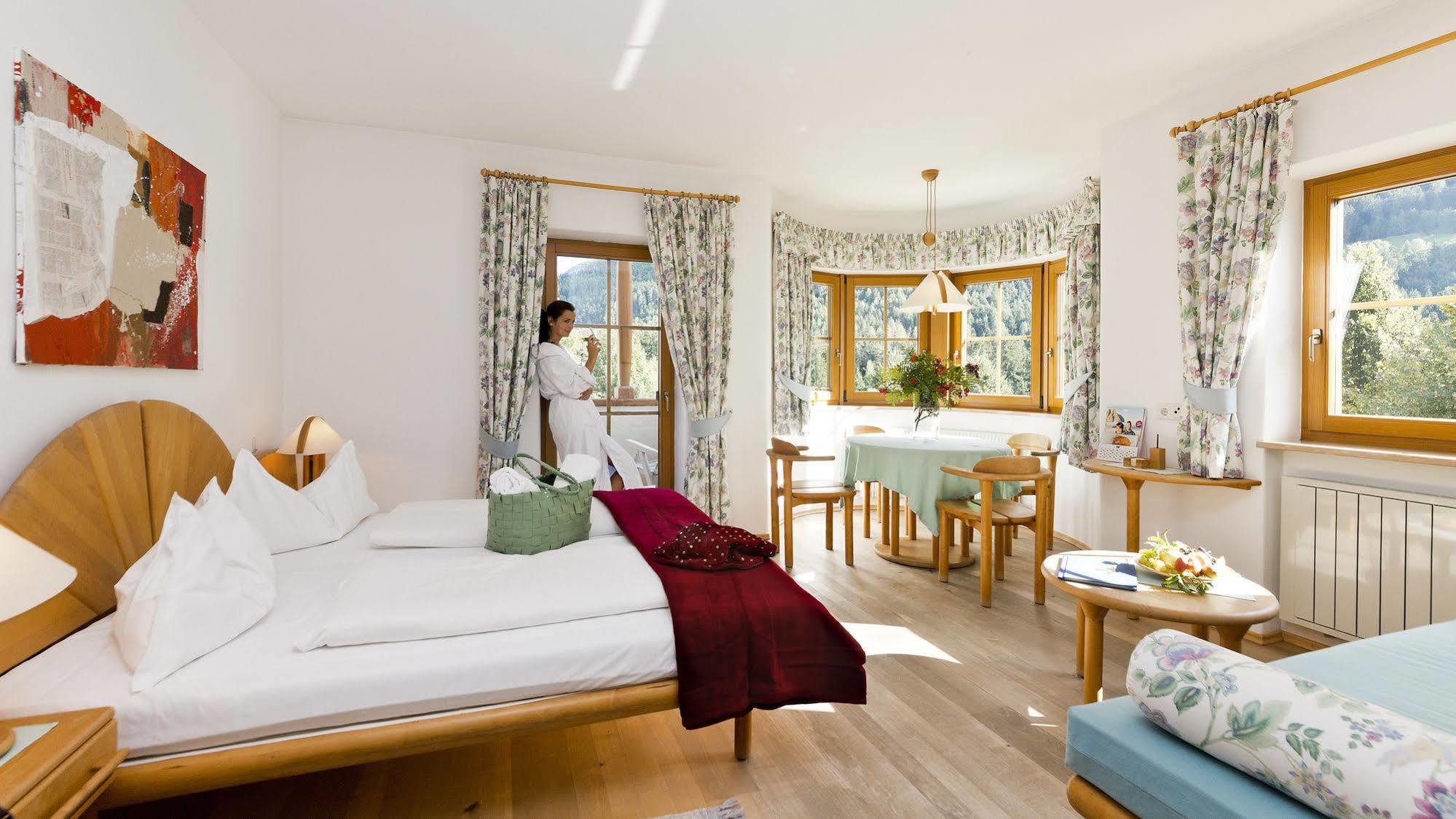 Taubers Bio Vitalhotel Chienes Exterior foto